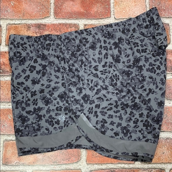 Athleta Gray Leopard Print Shorts size Small - Picture 6 of 9